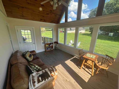 uma sala de estar com um sofá e uma mesa em Bears Valley Inn - Less than 15 Min to Attractions - Great Mtn Views - Private Pool Club - EZ Access Roads - Luv Dogs! em Sevierville