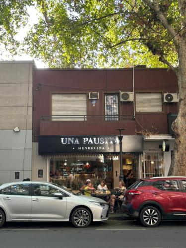 two cars parked in front of a building at Mendoza Departamento Pleno Centro in Mendoza