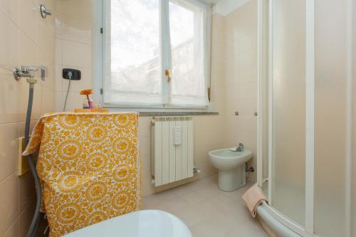 a bathroom with a shower and a toilet and a window at HappyHouse MI MPX a 7 min da MXP in Busto Arsizio