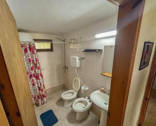 a bathroom with a toilet and a sink at Compañeras in La Pedrera