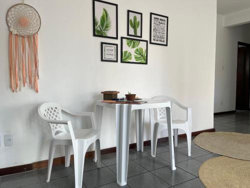 a white table and chairs in a room at ReMar na Barra, ENSEADA DO PORTO in Salvador