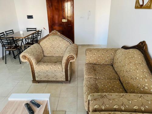 a living room with a couch and a table at À 2 pas de la medina in Kairouan