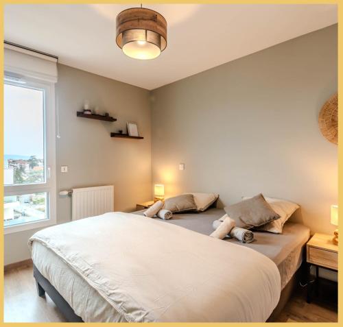 un dormitorio con una cama con dos animales de peluche en Appart T3 Moderne Ambilly, en Ambilly