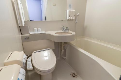 La petite salle de bains est pourvue de toilettes et d'un lavabo. dans l'établissement Hotel Endear Gifu, à Gifu