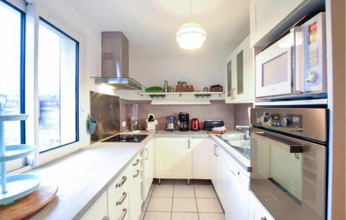 Photo de la galerie de l'établissement Stunning Home In Pirou With Kitchen, à Pirou