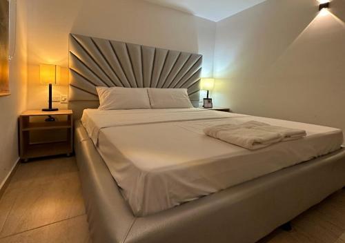 Un pat sau paturi într-o cameră la Hotel Opera, Centro Medellín, Entertainment,Y Bar, Solo Adultos
