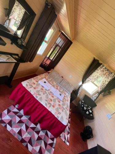 an overhead view of a bedroom with a bed at Cabanas Romeu & Julieta in Cambara do Sul