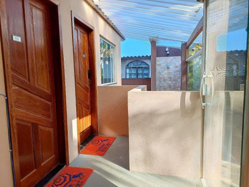 eine offene Tür eines Hauses mit orangefarbenen Schildern auf dem Boden in der Unterkunft Apartamento Peterle 101 IRIRI in Anchieta