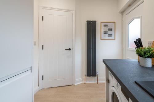 Gallery image of Modern 2-Bedroom House Near Leeds Centre, Ideal for Contractors & Long Stays - NordStay in Amley