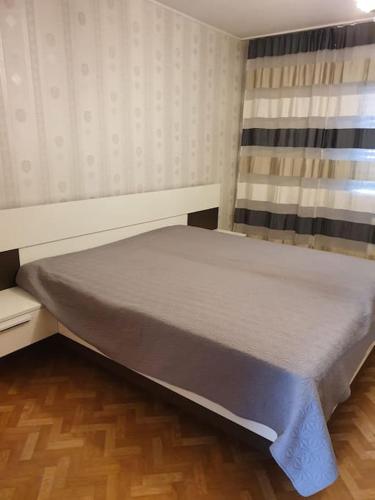 uma pequena cama num quarto com piso em madeira em 3 Z. Appartment, Zentral, Nähe Messe Köln Deutz em Colônia