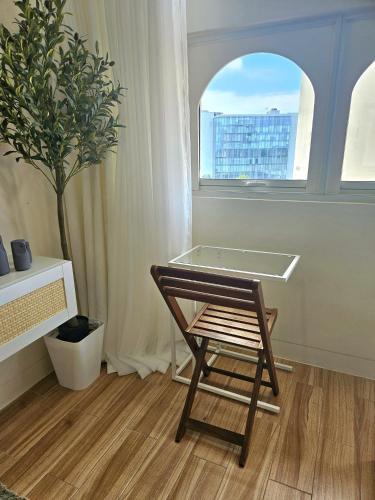 BiñanにあるMados Serene Condo with Southwoods Skyline Viewの窓と木のある部屋の椅子