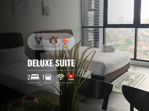 Un dormitorio con una cama y una mesa con una planta en Scarletz Suites KLCC by De Harlequins Guesthouse, en Kuala Lumpur