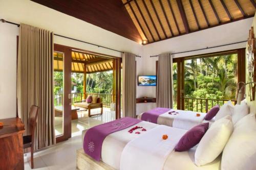 2 bedden in een slaapkamer met een balkon bij Romance Forest view 2 BR Private Pool Villa ZN21 in Ubud