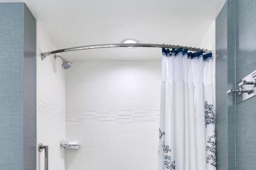 y baño con ducha con cortina blanca. en Residence Inn by Marriott Lynchburg, en Lynchburg