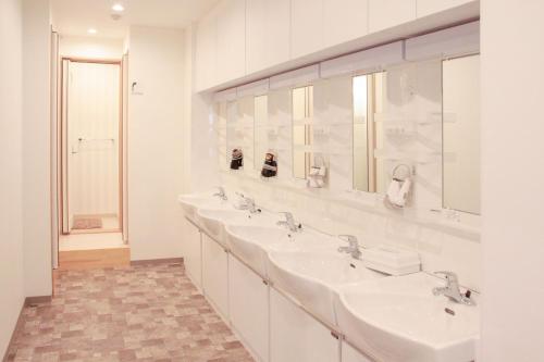 Baño con 3 lavabos y espejo en Hostel Wasabi Asakusa, en Tokio