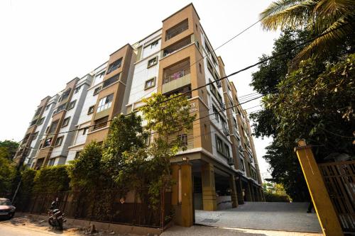 un edificio alto con una valla delante en Deltin Royal Stays 3 Bedroom Apartment, en Hyderabad