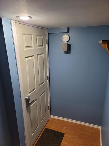 Imagen de la galería de Cosy Basement Apartment on the East side., en Saint John