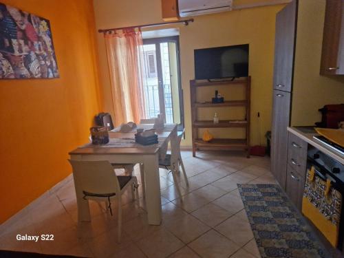 een keuken met een tafel en stoelen in een kamer bij Sikelia House Cefalù in Cefalù