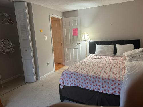 een slaapkamer met een bed met een rode en witte sprei bij 楼上次卧.独立卫生间 in Gaithersburg