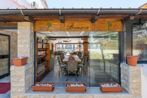 een restaurant met een eetkamer met tafels en stoelen bij Villa Bonaca in Savudrija