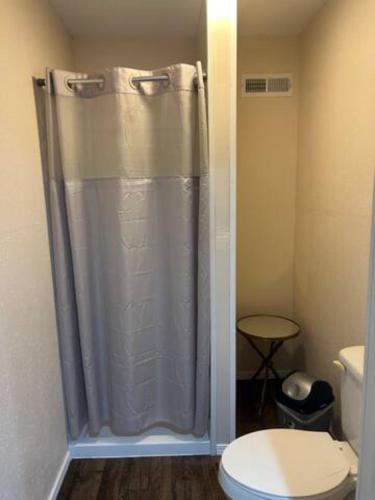 een badkamer met een douche en een toilet bij King Resort in Branson