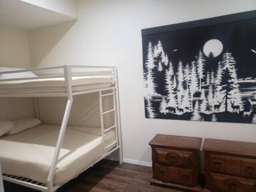 een slaapkamer met een stapelbed en een schilderij aan de muur bij King Resort in Branson