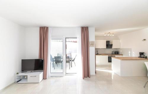 2 Bedroom Gorgeous Apartment In Okrug Gornji