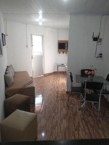 uma sala de estar com um sofá e uma mesa em APÊ AVENIDA - BONITO/PE em Bonito