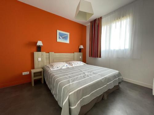 - une chambre avec des murs orange et un grand lit dans l'établissement Appartement 2P à Sète avec Piscine, Clim, Parking et Proche Plages - FR-1-338-556, à Sète