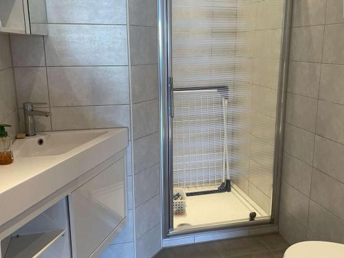 une douche avec une porte vitrée dans une salle de bain dans l'établissement T2 Le Barcarès - Terrasse, Piscine, Parking - FR-1-195-106, au Barcarès