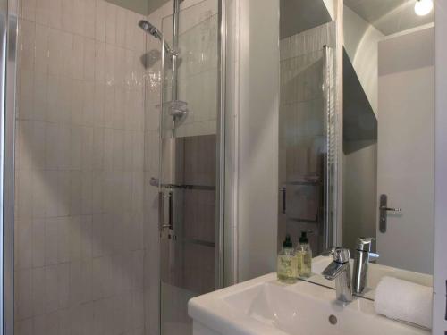 une salle de bain avec une douche et un lavabo et un lavabo dans l'établissement Studio cabine 5 personnes avec piscine et parking à Cannes - FR-1-609-97, à Cannes