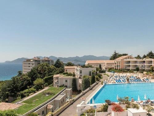 - une vue sur un complexe avec une piscine dans l'établissement Studio cabine 5 personnes avec piscine et parking à Cannes - FR-1-609-97, à Cannes