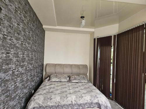 1 dormitorio con 1 cama y una pared grande en Аппартаменты Rohat, en Samarkand