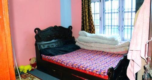 um quarto com uma cama com uma pilha de toalhas em Khadka niwas em Kohalpur