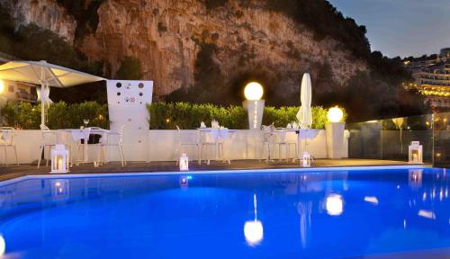 La alberca dentro o cerca de Hotel Rivage