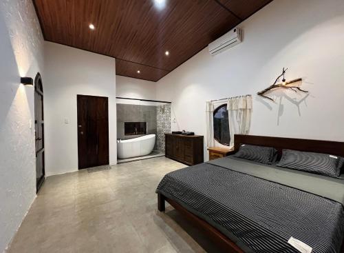 Star Hill Dak Nong Retreat في Gia Nghĩa: غرفة نوم مع سرير وحوض استحمام