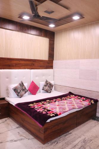 Un dormitorio con una cama grande con flores. en Hotel Agarwal palace en Agra