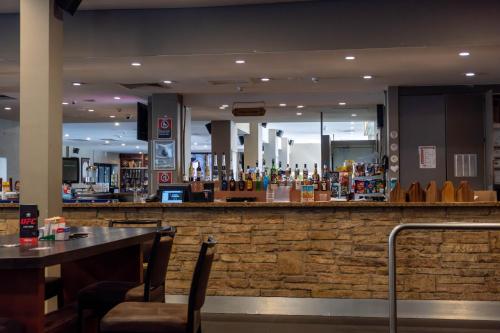 DoonsideDoonside Hotel的餐厅里的酒吧，配有桌椅