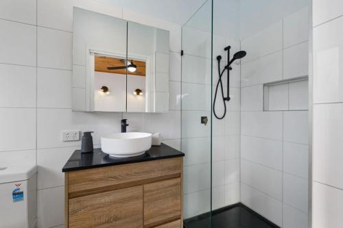 a bathroom with a sink and a shower at NEW - Hilderton on Hogans in Yarrawonga