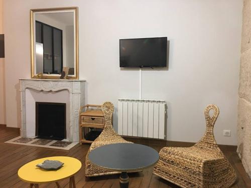 - un salon avec une table, des chaises et une télévision dans l'établissement Appartement d'une chambre avec wifi a Dijon, à Dijon