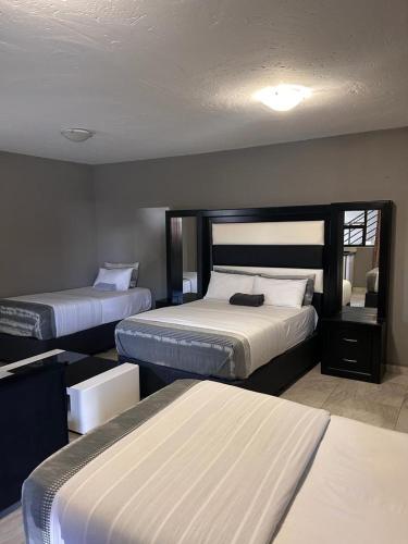 a hotel room with two beds in a room at Platinum Guesthouse Kempton park in Kempton Park