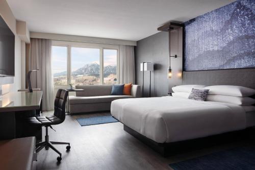 Cette chambre comprend un lit, un bureau et une chaise. dans l'établissement Boulder Marriott, à Boulder