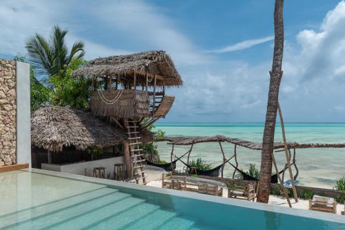 un complejo con piscina infinita con vistas al océano en Be Zanzibar Boutique Hotel en Mfumbwi