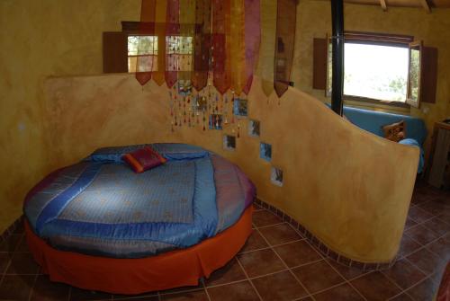 Valverde de la VeraにあるApartamentos Rurales Ecopangeaのスロープ付きの部屋にベッド1台が備わるベッドルーム1室があります。