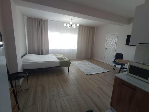 Camera piccola con letto e finestra di Bon Mary Hotel a Astana