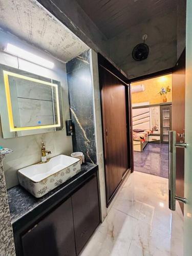 een badkamer met een wastafel en een douche. bij Ajmer villa -3 km from bus stand in Ajmer