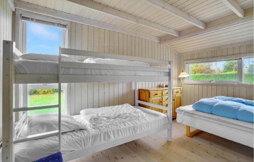KnubbeløkkeにあるStunning Home In Nakskov With 3 Bedrooms And Saunaの窓付きの客室で、二段ベッド2台が備わります。