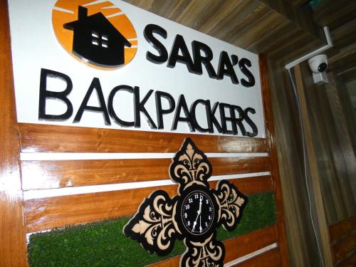 カトマンズにあるSara's Backpackers Hotelの裏庭の看板