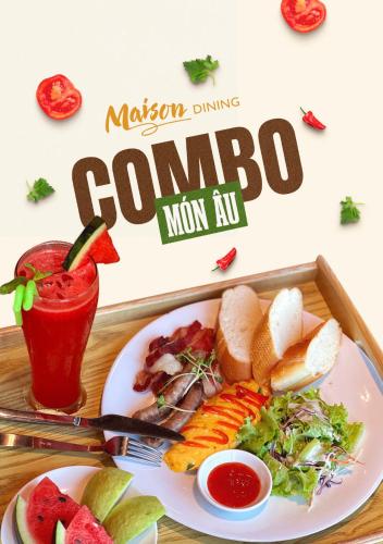 una bandeja con un plato de comida y una bebida en Khách Sạn - Resort Oceanami - Long Hải, en Long Hai