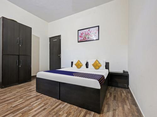 1 dormitorio con 1 cama en una habitación en SPOT ON 81167 Hotel ASDR, en Rudrapur